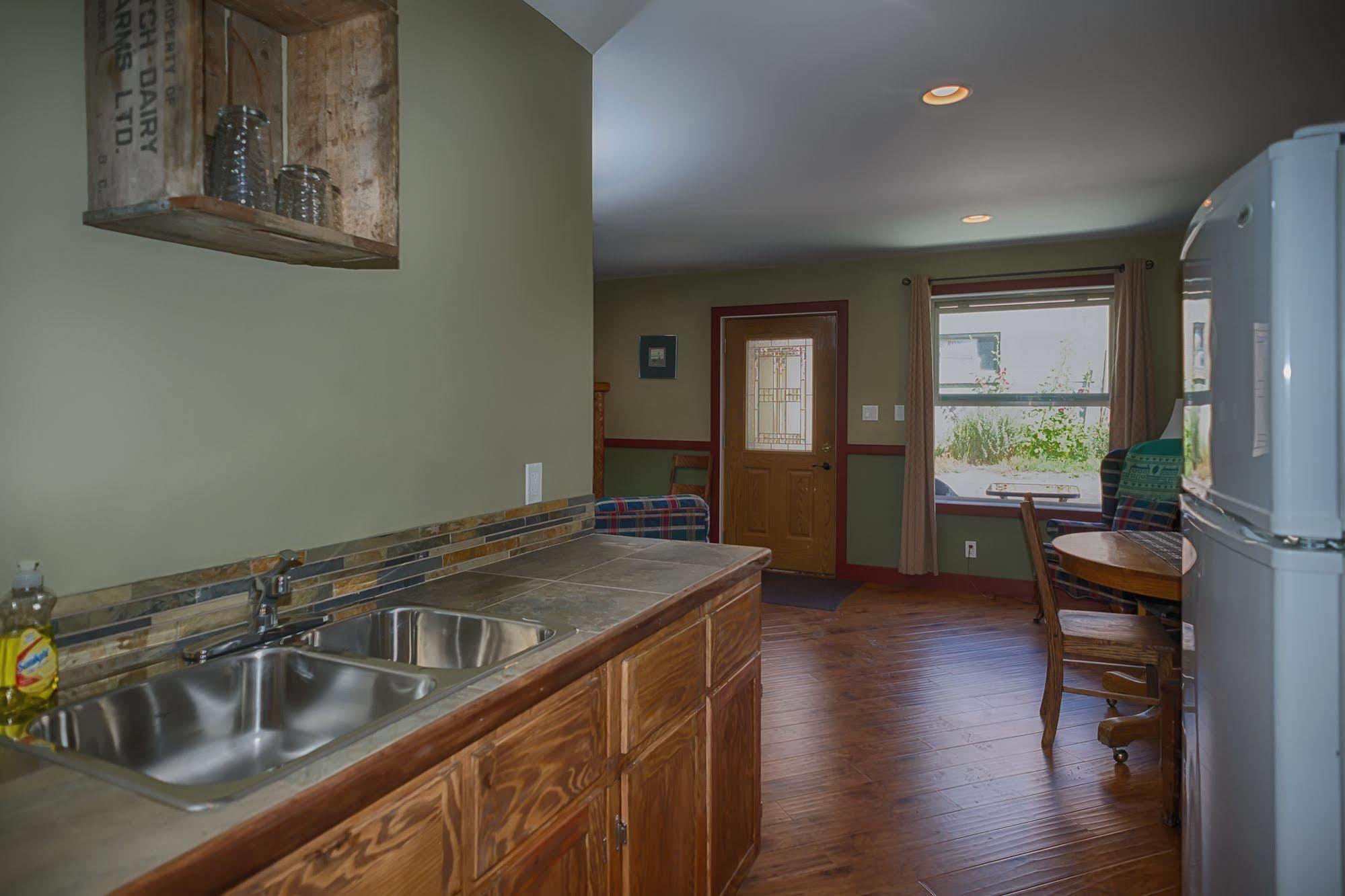Country Encounters Accommodations Coleman Exterior foto